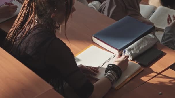 Foto Arriba Una Joven Estudiante Con Rastas Pulseras Cuero Gótico — Vídeo de stock