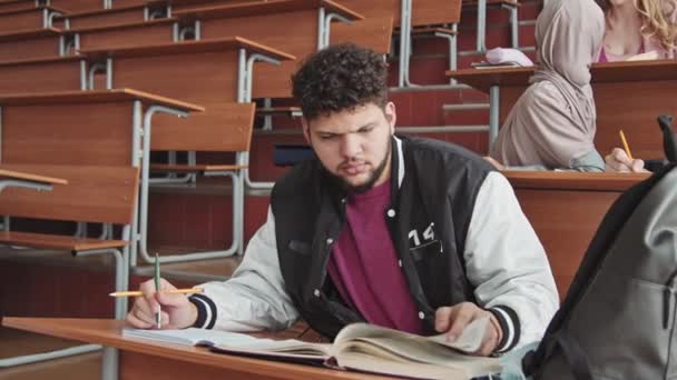 Spor Bombardıman Ceketli Sakallı Genç Bir Erkek Öğrencinin Büyük Bir — Stok video