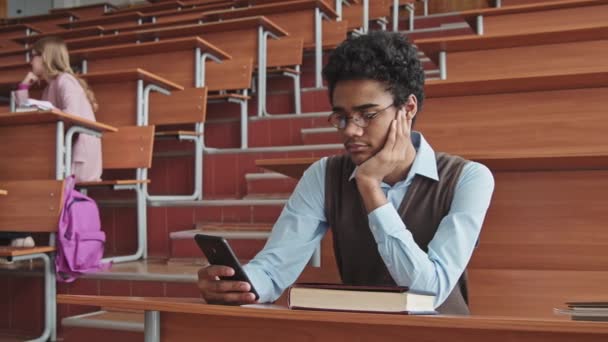 Střední Zpomalení Mladého Studenta Smíšené Rasy Sedícího Odděleně Spolužáků Dlouhého — Stock video