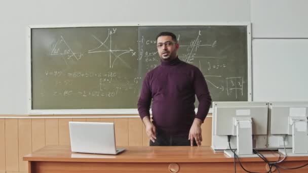 Orta Yaşlı Erkek Melez Orta Yaşlı Profesör Tahtaya Oturmuş Geometri — Stok video