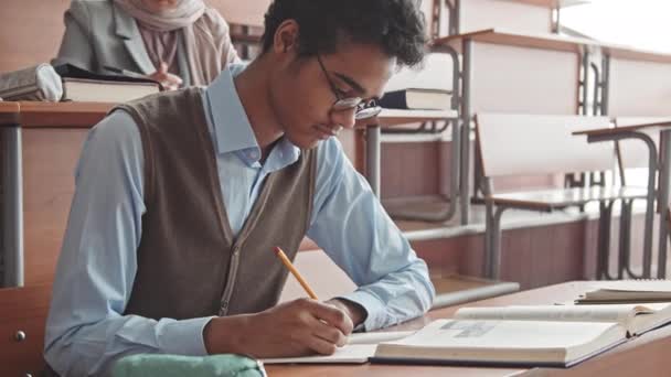 Lentitud Media Inclinada Excelente Estudiante Masculino Raza Mixta Ropa Casual — Vídeo de stock