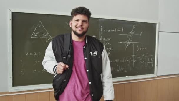 Portret Mediu Lent Tânărului Student Latin Barbă Jachetă Sport Rucsac — Videoclip de stoc