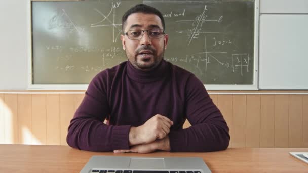 Pov Plano Medio Barbudo Mixed Race Mid Adult Professor Explicando — Vídeos de Stock