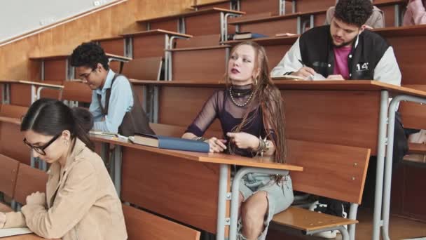 Medelhög Porträtt Med Slowmo Ung Kvinnlig Gotisk Kvinna Med Dreadlocks — Stockvideo