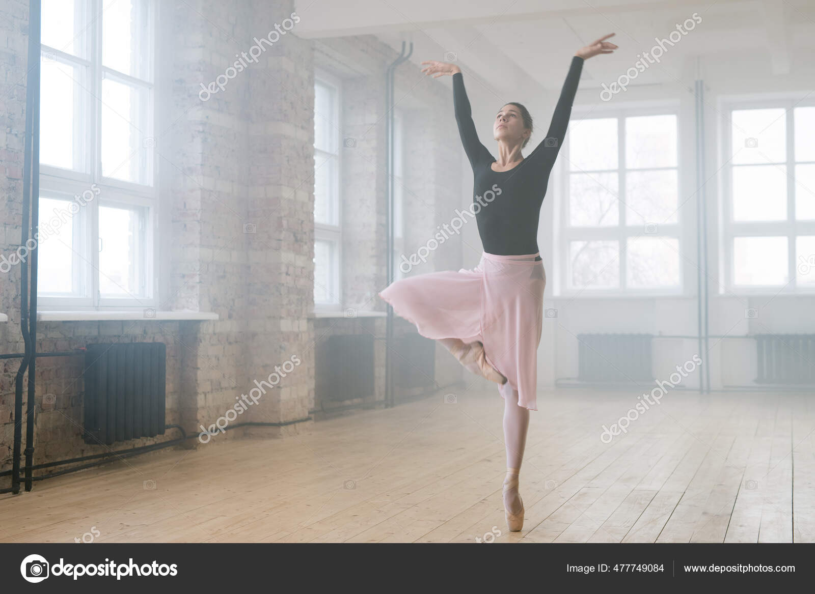 Joven Hermosa Bailarina Ballet Vestida Con Zapatos Punta Traje Profesional:  fotografía de stock © pressmaster #477749084
