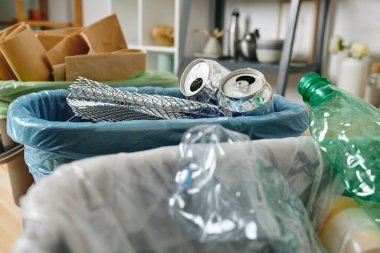 Boş teneke kutular, plastik şişeler ve katlanmış kağıtlar.