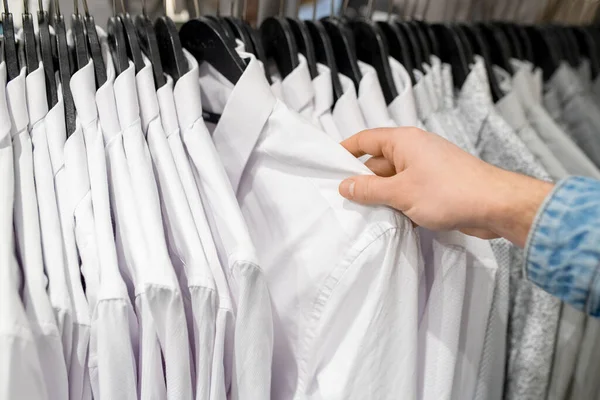 Mão Comprador Escolhendo Uma Camisa Branca Loja Roupas — Fotografia de Stock