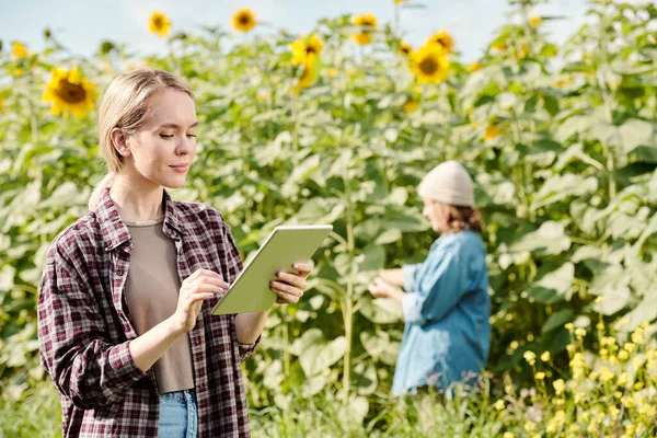 Joven Agricultora Seria Ropa Trabajo Pie Delante Cámara Uso Tabletas —  Fotos de Stock