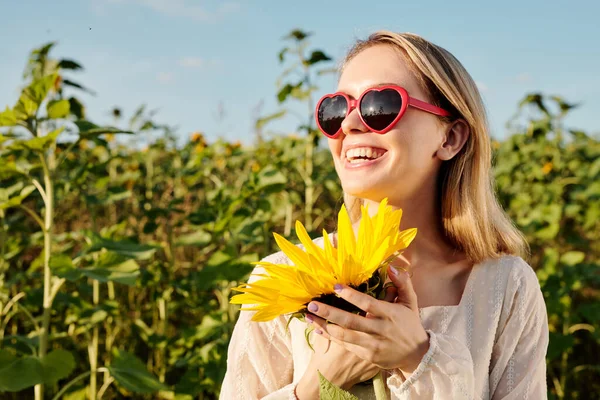 Skrattande Blond Flicka Solglasögon Och Vit Klänning Står Vid Solrosor — Stockfoto