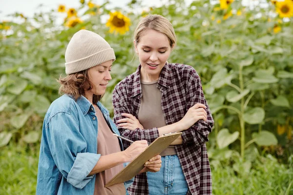Two Cheerful Female Farmers Workwear Looking Sunflower Field Front Camera — Stock Photo, Image