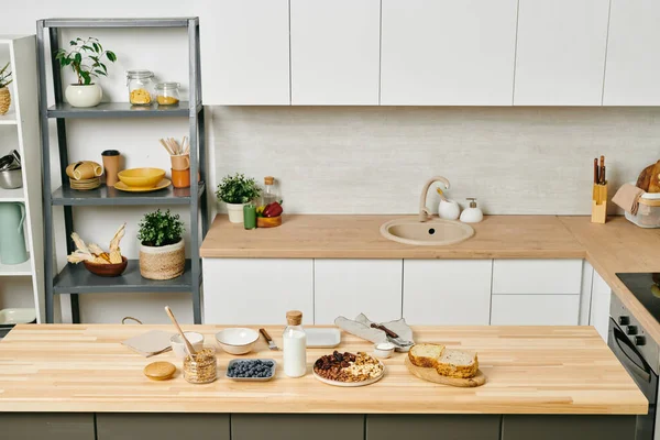Большая Современная Кухня Кухонными Принадлежностями Полках Белые Шкафы Стенах Еда — стоковое фото