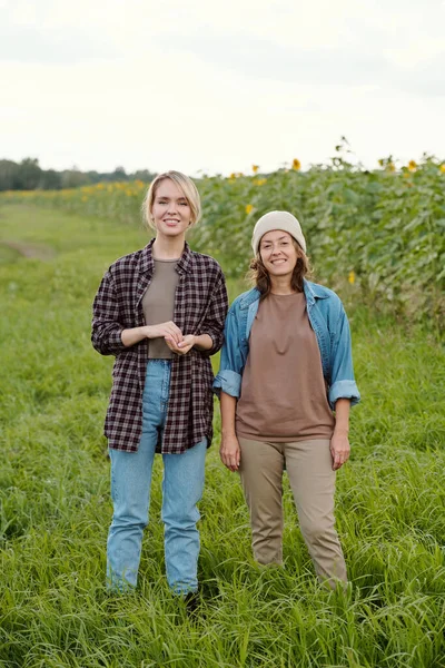 Dos Mujeres Agricultoras Alegres Ropa Trabajo Mirándote Con Sonrisas Mientras —  Fotos de Stock