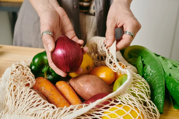 Mano Hembra Sosteniendo Cebolla Fresca Sobre Bolso Con Otras Verduras — Foto de Stock