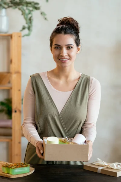 Joven Hembra Alegre Ropa Casual Inteligente Que Sostiene Caja Regalo — Foto de Stock