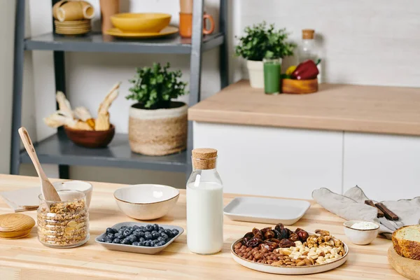 Keukenaanrecht Planken Met Keukengerei Tafel Met Eten Melk — Stockfoto