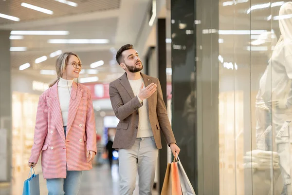 Homem Uma Mulher Fazendo Compras Shopping Contemporâneo — Fotografia de Stock