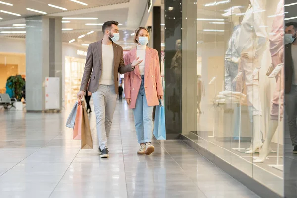 Giovane Coppia Affettuosa Casualwear Piedi Centro Commerciale — Foto Stock