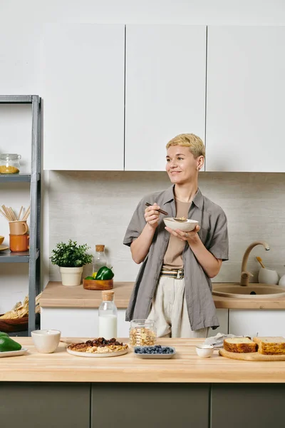 Μια Γυναίκα Καθημερινά Ρούχα Τρώει Πρωινό Στην Κουζίνα — Φωτογραφία Αρχείου