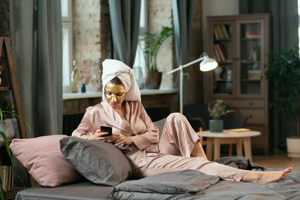 Jonge Prachtige Vrouw Zijden Pyjama Handdoek Het Hoofd Gouden Cosmetische — Stockfoto