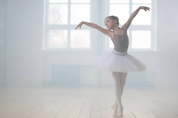 在一所古典芭蕾舞学校的课堂上 穿着燕尾服的小芭蕾舞演员在练习 — 图库照片