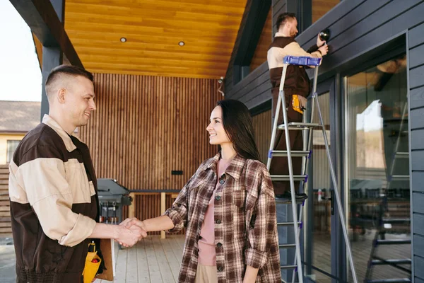 Man Woman Shaking Hands Signing Document Repairman — Stock Photo, Image