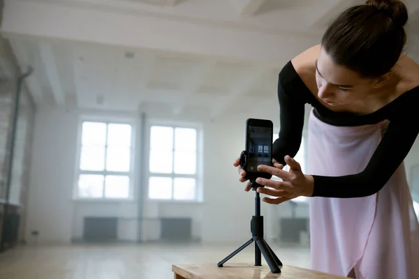 Giovane Ballerina Danza Balletto Riprese Sua Performance Sul Telefono Cellulare — Foto Stock