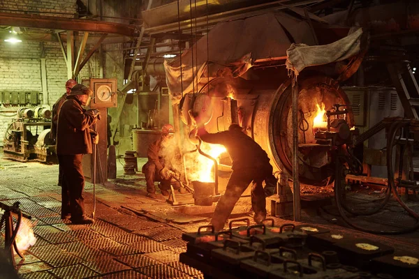 Trabalhadores Aço Derretendo Ferro Moinho Aço Forno — Fotografia de Stock