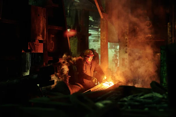 Εργαζόμενος Προστατευτικά Ενδύματα Εργασίας Που Λειτουργούν Στο Μεταλλουργικό Εργοστάσιο — Φωτογραφία Αρχείου