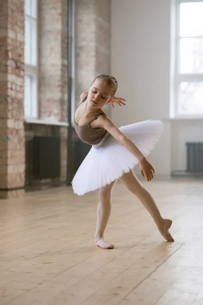 Giovane Ballerina Dotata Abito Tutù Che Studia Danza Classica Nella — Foto Stock