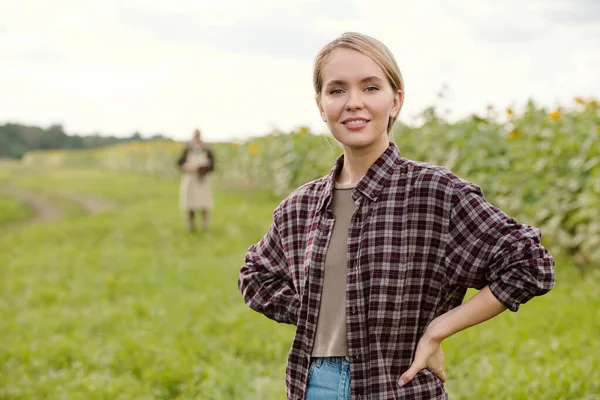 Jovem Loira Sorrindo Agricultor Feminino Roupas Trabalho Olhando Para Você — Fotografia de Stock