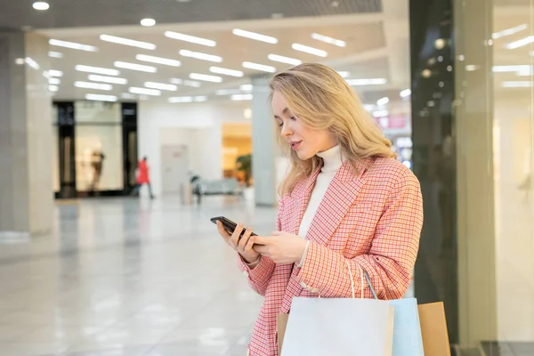Eine Frau Mit Papiertüten Und Smartphone Einkaufszentrum — Stockfoto