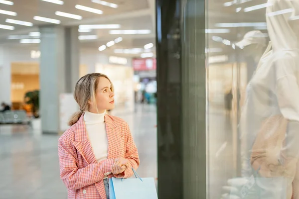 Una Mujer Con Una Camisa Blanca Pie Junto Una Gran — Foto de Stock