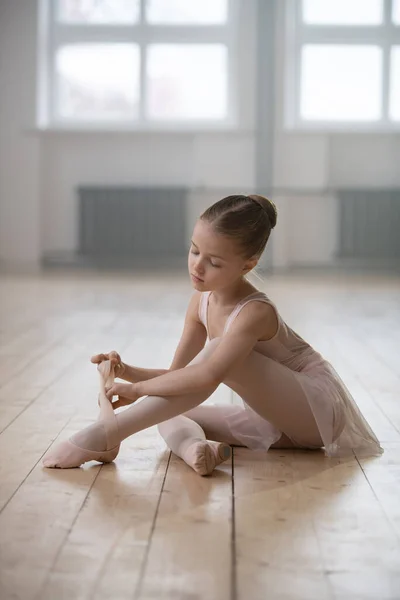 Pequena Bailarina Sentada Chão Preparando Para Aulas Estúdio Dança — Fotografia de Stock