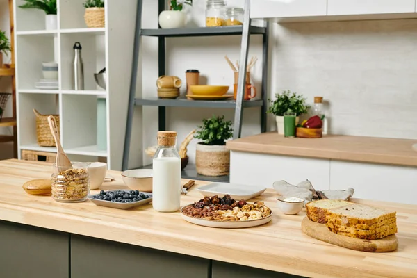 Interior Gran Cocina Con Mucha Comida Saludable Botella Leche Mesa — Foto de Stock