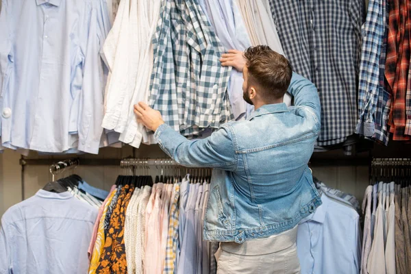 Homme Tenue Décontractée Choisissant Nouveaux Vêtements Dans Magasin Moderne — Photo