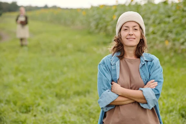 Maduro Agricultor Feminino Alegre Gorro Workwear Olhando Para Você Com — Fotografia de Stock