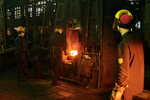 Vista Trasera Los Trabajadores Que Trabajan Con Metal Planta Industrial —  Fotos de Stock