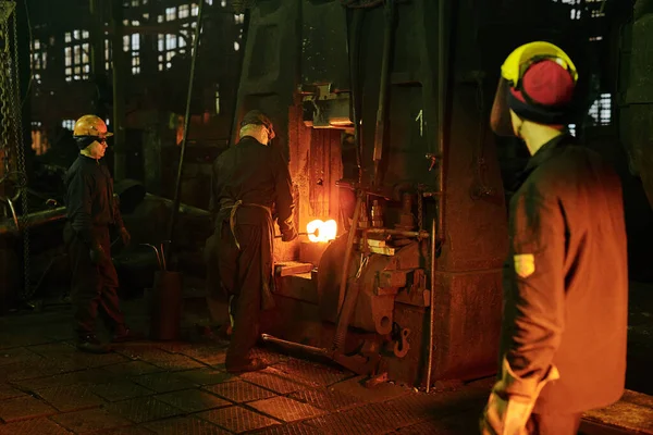 Vue Arrière Des Travailleurs Travaillant Avec Métal Dans Une Usine — Photo