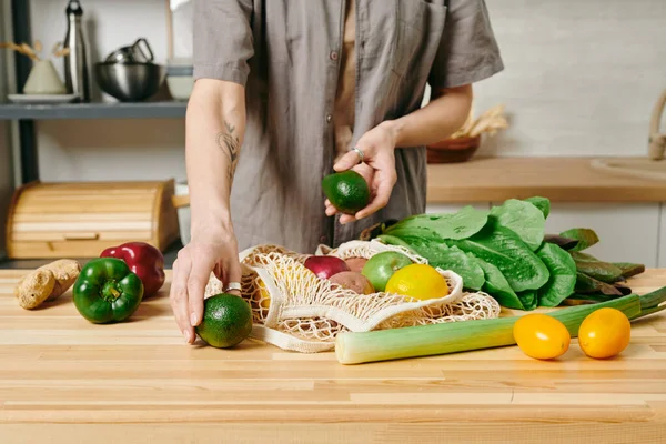 Una Persona Ropa Casual Preparando Desayuno Vegetariano Por Mesa Cocina —  Fotos de Stock