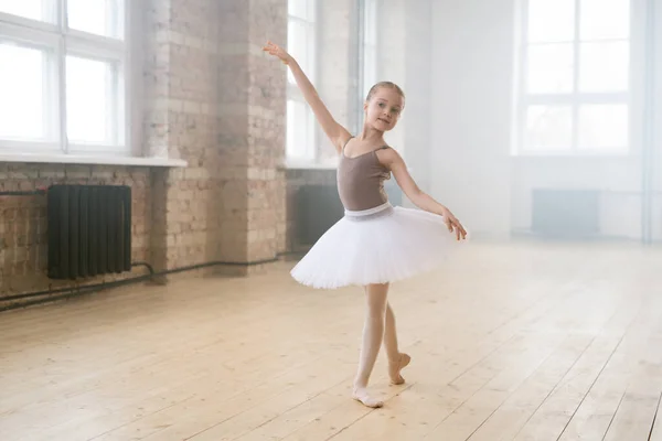 Pequena Bailarina Praticando Balé Escola Dança Ela Prepara Para Desempenho — Fotografia de Stock