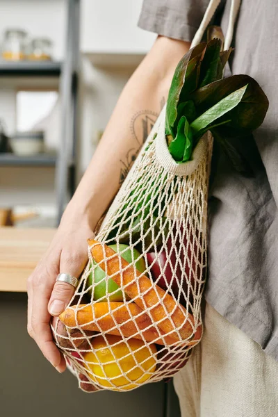 Mujer Joven Que Lleva Bolsa Con Verduras Frescas Hombro — Foto de Stock