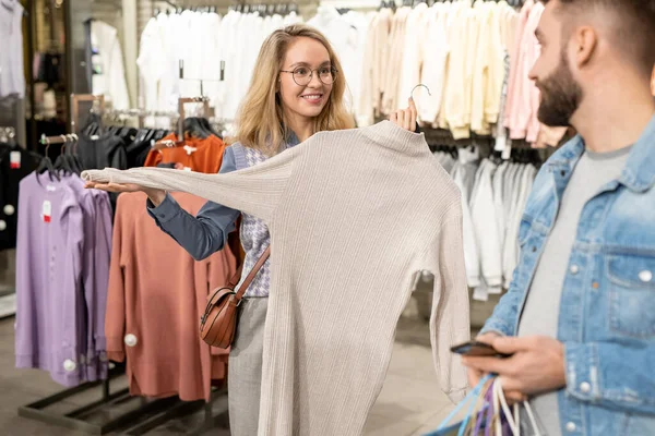 Hombre Una Mujer Eligen Ropa Nueva Mientras Compran — Foto de Stock