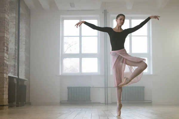 Jovem Bailarina Tutu Vestido Realizando Escola Dança — Fotografia de Stock