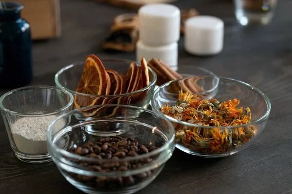 Groep Glazen Schalen Met Koffiebonen Droog Fruit Bloemen Andere Ingrediënten — Stockfoto