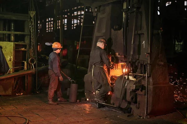 Lavoratore Abiti Lavoro Protettivi Operante Nello Stabilimento Metallurgico — Foto Stock