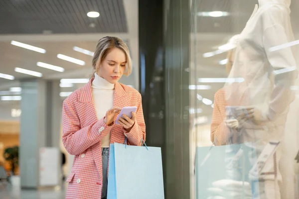 Person Rosa Rock Som Håller Blå Väska Och Smartphone — Stockfoto