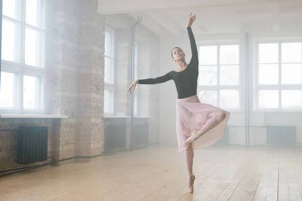 Ritratto Bella Ballerina Che Allunga Gamba Durante Danza Classica Studio — Foto Stock