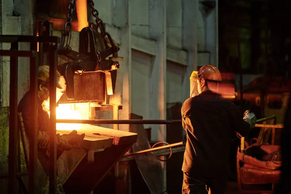 Bakifrån Arbetare Hjälm Som Arbetar Med Metall Metallfabrik — Stockfoto