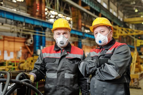 Retrato Dos Ingenieros Maduros Máscaras Protectoras Mirando Cámara Mientras Trabajan — Foto de Stock