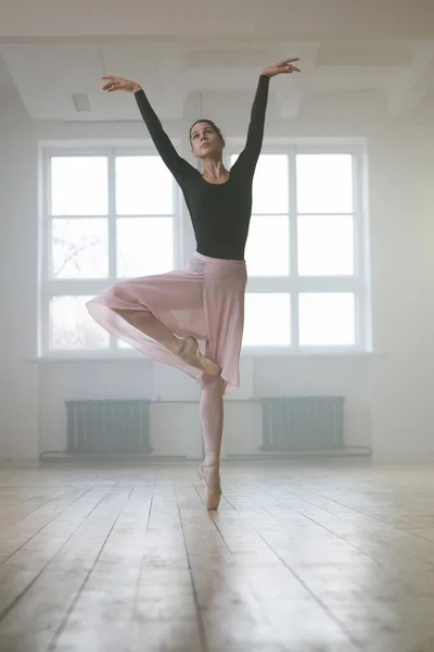 Dançarina Ballet Feminina Mantendo Rack Sala Aula Durante Seu Treinamento — Fotografia de Stock